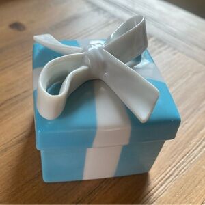 🩵🤍 Vintage Tiffany & Co Porcelain Blue White Bow Square Trinket Box